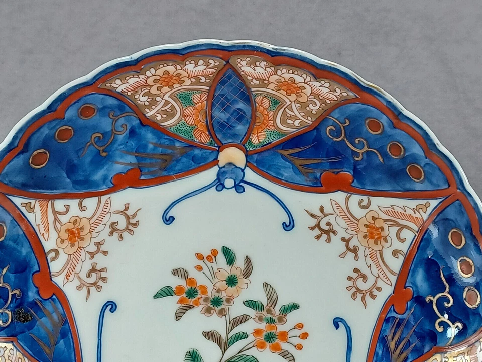 Placa mariposa dorada cobalto floral roja pintada a mano Imari japonesa del siglo XIX Foto 3 de 4