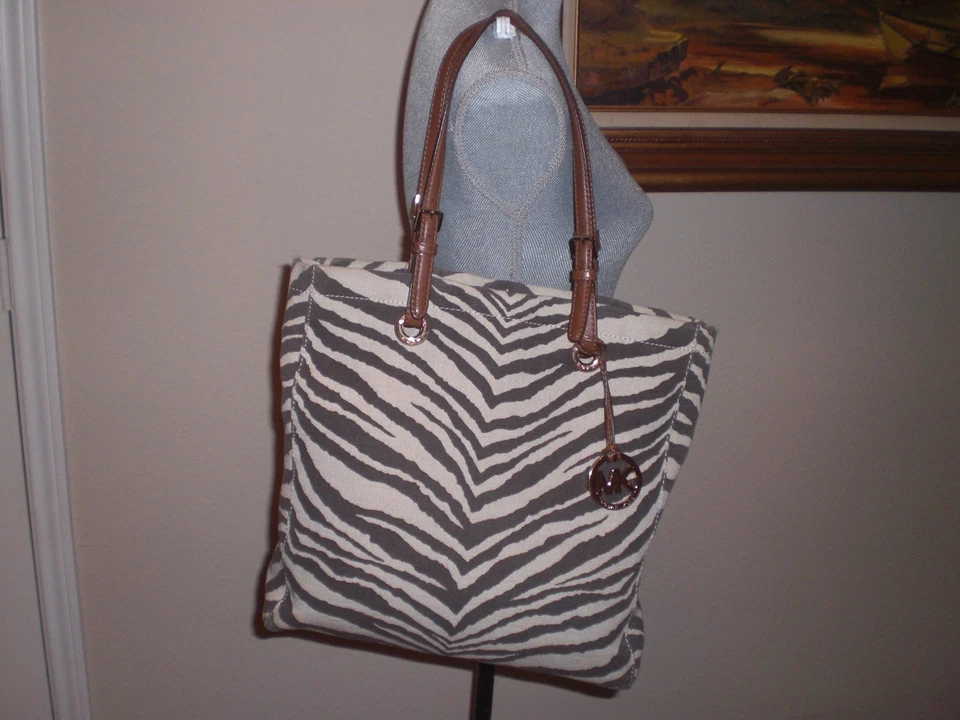 Bolso de Mano MICHAEL KORS Jet Set Estampado de Cebra Jacquard Norte Sur