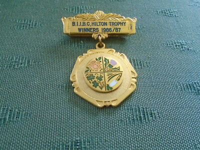 1986 HILTON TROPHY BRITISH INDOOR INTERNATIONAL BOWLING COUNCIL WINNERS BADGE