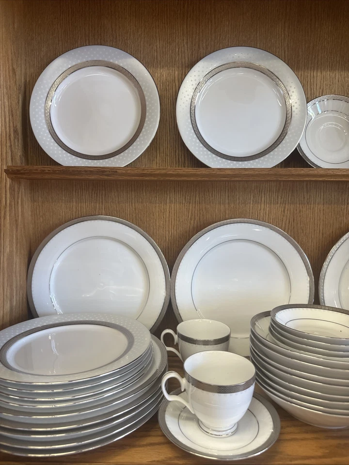 Juego de vajilla Noritake China 68 piezas Metropolitan Platinum 4338 nuevo Foto 2 de 4