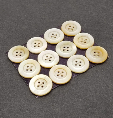 12 cremefarbene Perlmutt 4-Loch Knöpfe 16 mm / Mother-of-Pearl Button Bouton E6