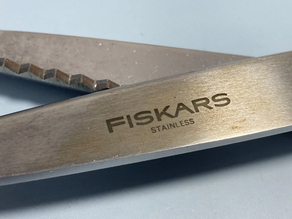 Fiskars 9" Pinking Shears plus 9" Scalloped Cutters Lot of 2 Vintage Scissors - Image 2 of 4