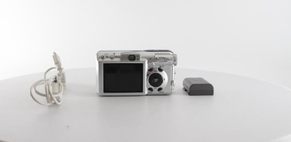 Canon Powershot S80 8MP Digital Camera 3.6x Wide Angle Zoom