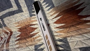 Warrior Products 1090T-4B Wood Right W05 Golden Knights Hockey Stick White