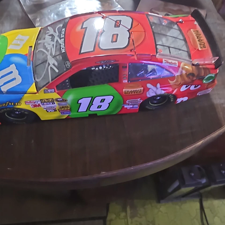 Toyota Camry Peanut Butter 2013 autografiado por Kyle Busch fundido a presión y tarjeta M&M Foto 2 de 4