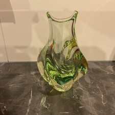 Grüne Glasvase , geschwungene Öffnung