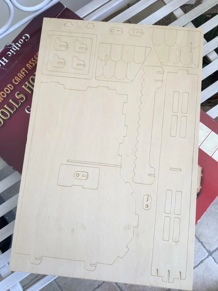 Casa delle bambole di legno da costruire, stile gotico, scala 1/24 - Immagine 3 di 4