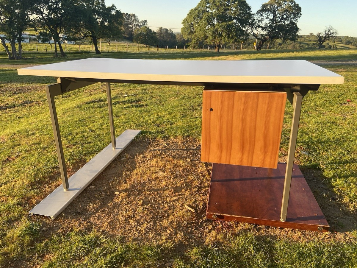 Knoll Antenna Table