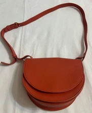Cuyana Women's Medium Leather Saddle Bag Crossbody Shoulder Bag Burgundy
