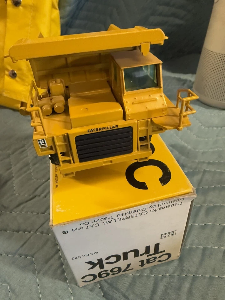 Camión de volteo NZG 1:50 CAT 769C No.222 construcción fundida a presión Caterpillar Alemania Foto 4 de 4