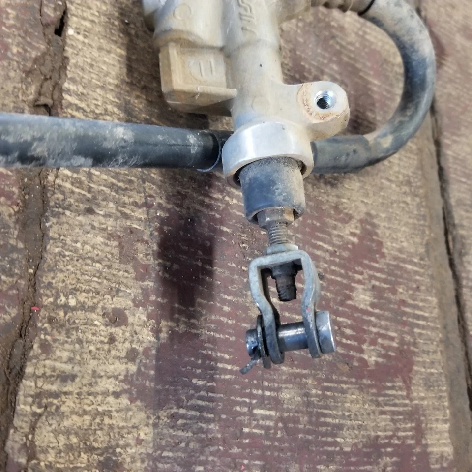 2003 03-05 Yamaha YZ450F YZ Pinza de freno trasera Soporte Cilindro maestro Manguera CB Foto 3 de 4