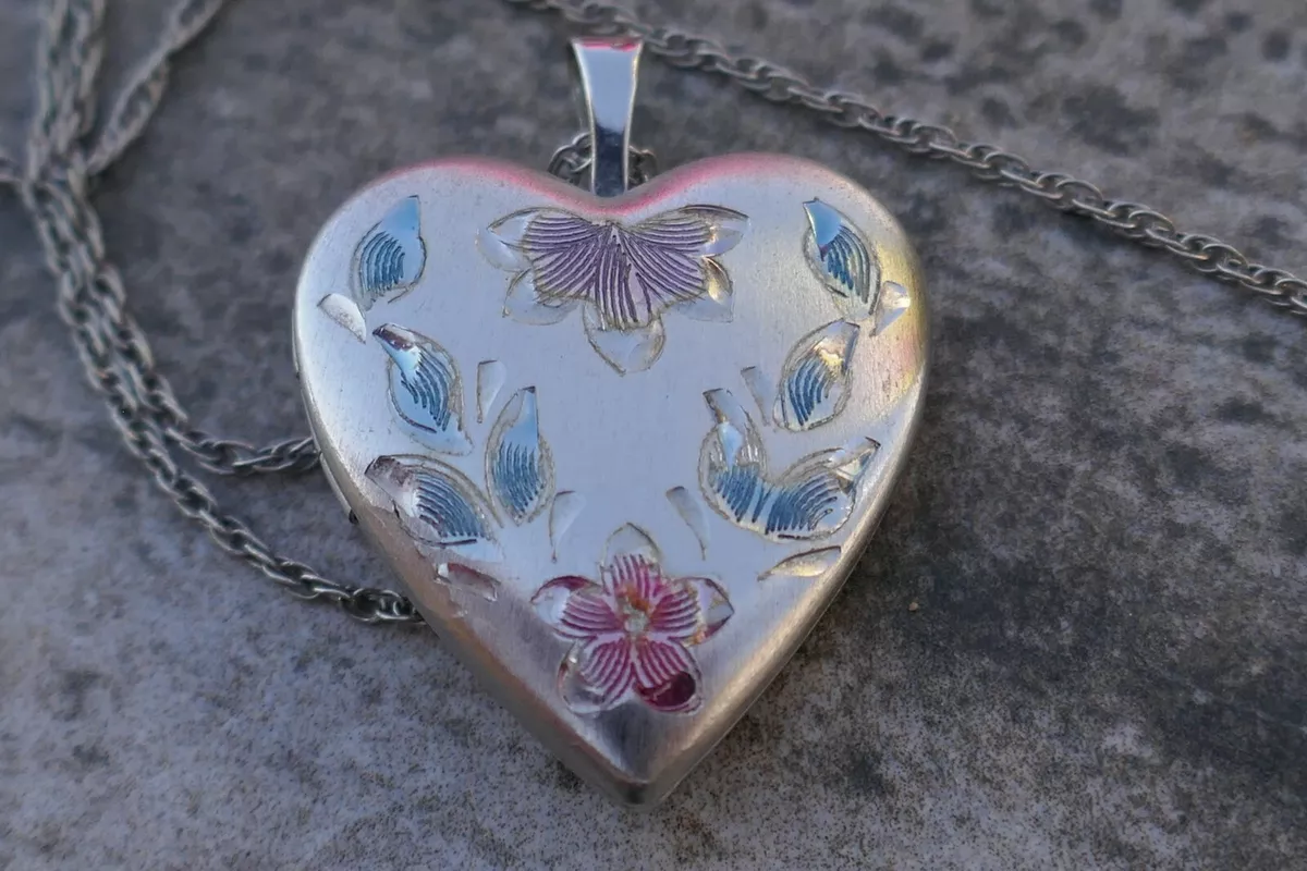 Heart shaped silver pendant online