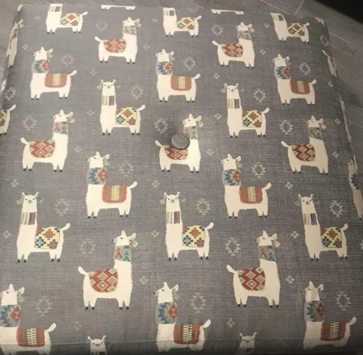 Mesa de centro otomana de cóctel cuadrada tapizada personalizada Llama Drama Foto 4 de 4