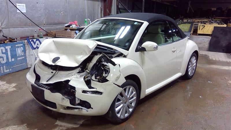 2008 08 Volkswagen Beetle Convertible Right side trunk interior