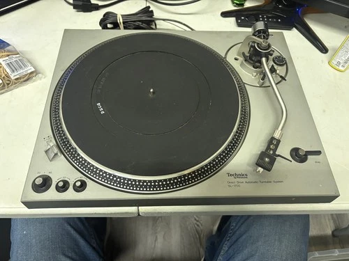 Vintage TECHNICS SL-1700 Turntable Powers On Spins Missing Needle