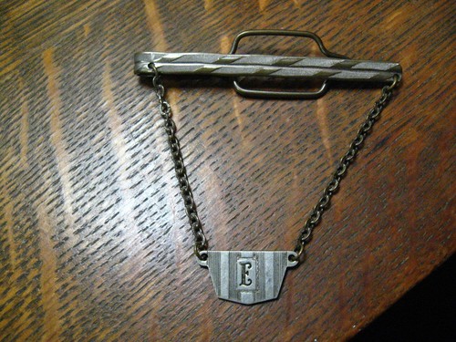 "E"" Clip Inicial de Corbata Art Deco Vintage Años 1940 - Medalla de Cadena con Monograma de Plata Antiguo - Imagen 5 de 7