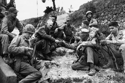 Ernie Pyle Smoking With Marines 1945 4x6 Foto