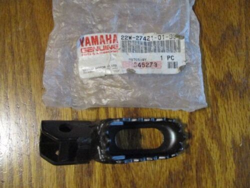 NOS OEM Yamaha RH Foot Peg 22W-27421-01-90 YZ XT RT Old # 3R1-27421-00-00 - Foto 2 di 5
