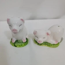 Cracker Barrel Smiling Happy Pig Salt and Pepper Shaker Set Mini Ceramic New