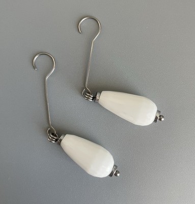 Minimalistische Ohrhänger Tropfen aus weißem Achat und Edelstahl silber