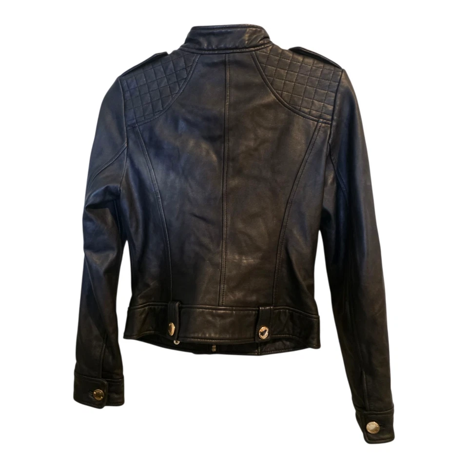 Chaqueta de motociclista GUESS by Marciano de cuero de cordero negro con cremallera pequeña dorada calle Foto 2 de 4
