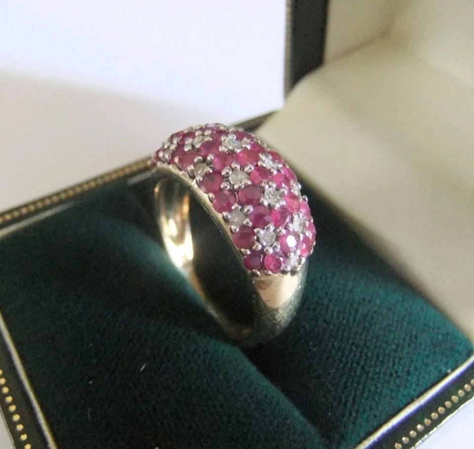 BEAUTIFUL VINTAGE 9ct. GOLD NATURAL DIAMOND & RUBY CLUSTER RING * SIZE L 1/2 * - Image 4 of 4