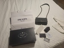 Prada Schultertasche schwarz Leder & Kette si...