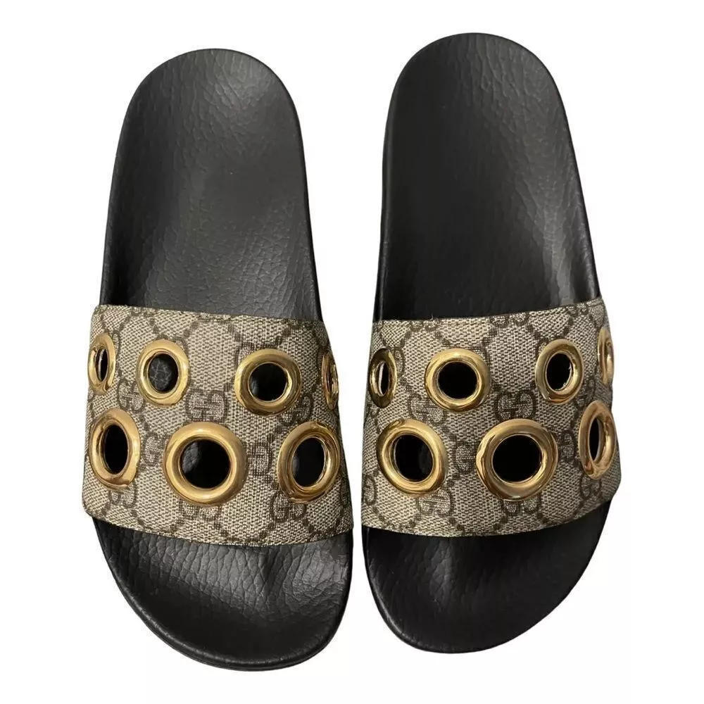 GUCCI Beige Pursuit GG Supreme Oeillet Slides