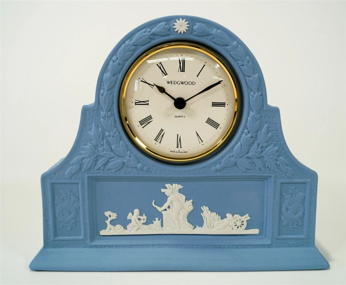 Gürtel Entstehen historisch cream mantel clock Laptop Menge von Leere