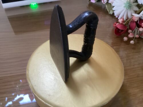 Small Vintage Flat Iron - Picture 2 of 3