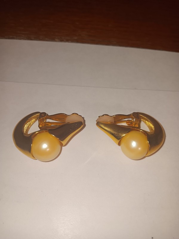 Vintage Diahann Carroll Gold Tone And Faux Pearl Clip-on Earrings