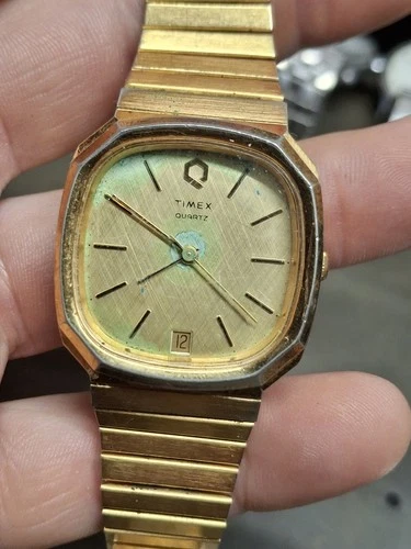 Timex Q Gold Tone Quartz Mens Vintage 1980s Retro Watch Classic