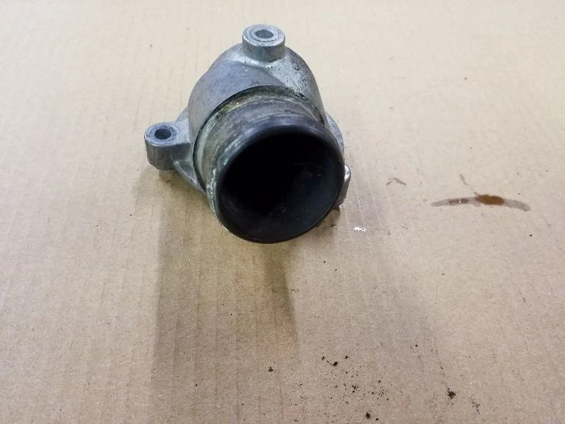 CARCASA TERMOSTATO MOTOR COMPATIBLE CON 88 89 90 91 92 93 MERCEDES BENZ 300E 300CE 300TE Foto 2 de 3