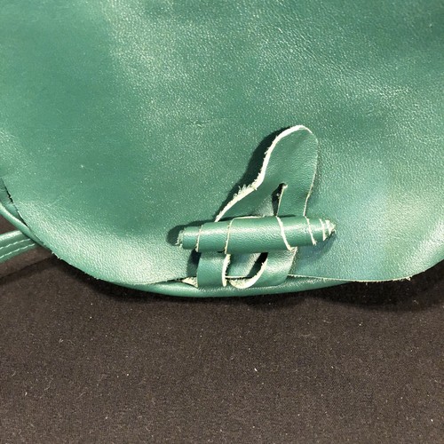 Vintage Girl's green leather purse, 35" shoulder strap, clasp - Picture 3 of 4
