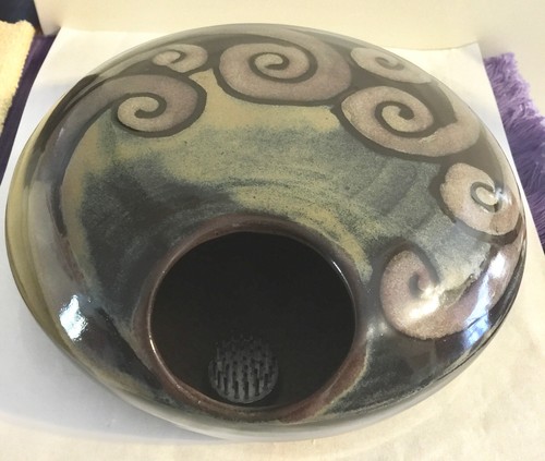 MAYNE ISLAND BC STUDIO ART POTTERY 7" ROUND FLOWER ARRANGEMENT BOWL SIGNED NWOT - Picture 3 of 12