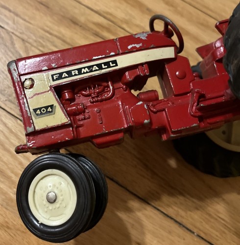 Tractor Ertl Red Farmall 404 International y accesorios juguete coleccionable 3 piezas - Imagen 10 de 19