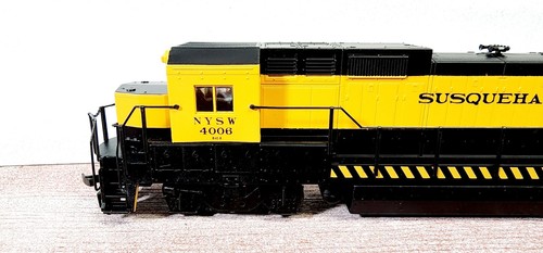 Walthers Trainline 931-174 New York Susquehanna RR GE Dash 8-40B 4006 Powered HO - Picture 4 of 10