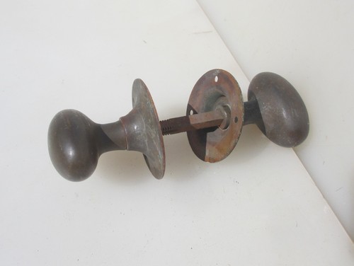Victorian Brass Door Knobs Handles Plates Old Antique Oval Vintage Bronze - Picture 2 of 11