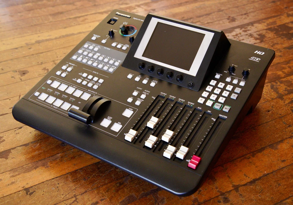 Panasonic AG-HMX100E Digital AV mixer with hard travel case - image 4 of 4
