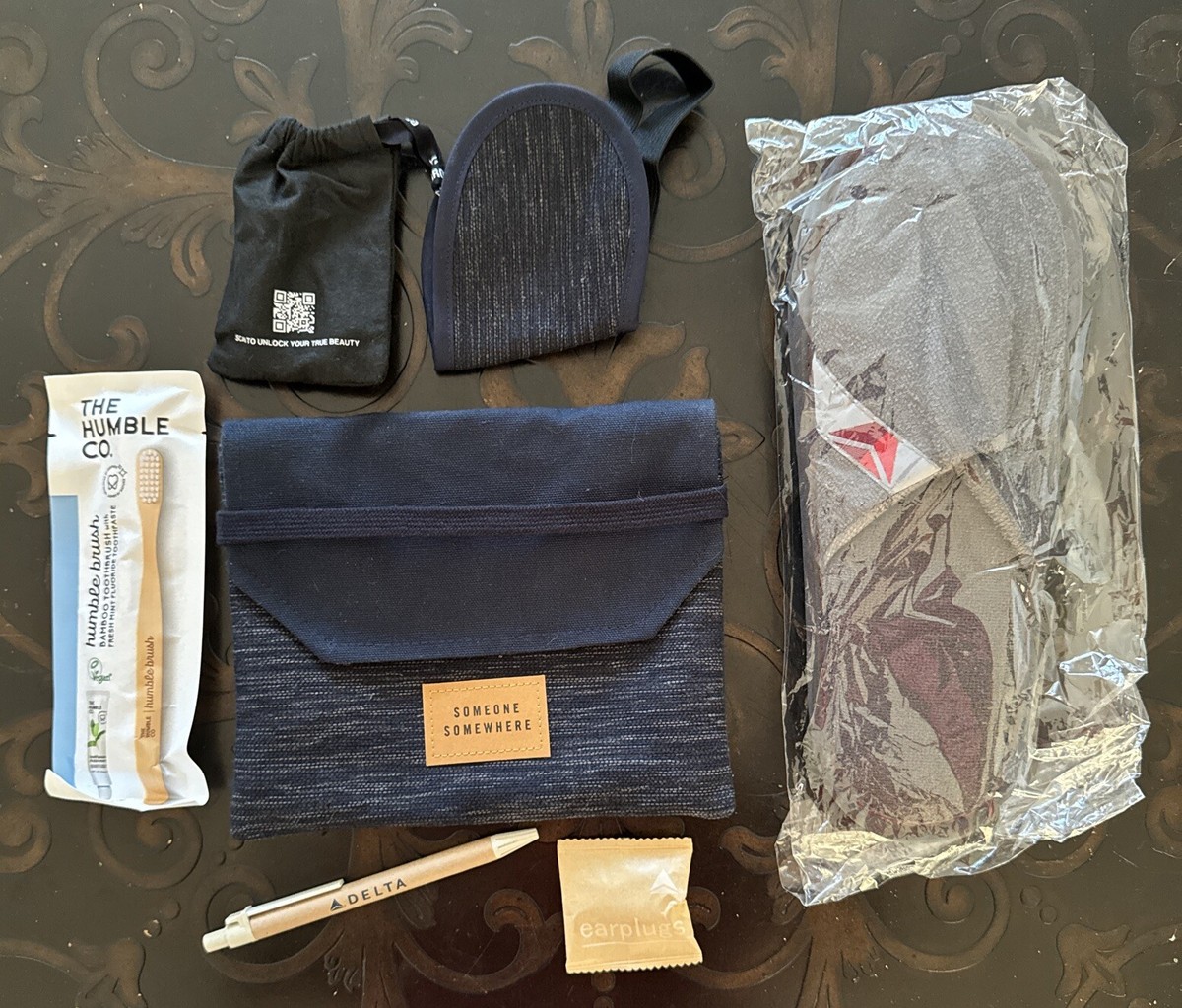 DELTA ONE AIRLINES Someone Somewhere Travel Amenity Bag Kit Complete  Slippers