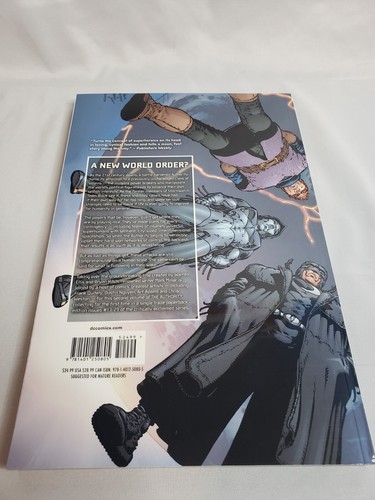 Libro de bolsillo comercial The Authority Vol 2 de Warren Ellis DC Comics 2014 - Imagen 2 de 4