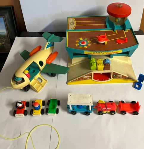 Fisher Price Vintage Little People PLAY FAMILY AIRPORT Playset #996 w/ Fun Jet