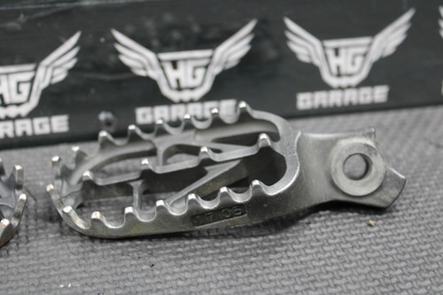 2018 SUZUKI 15-20 RMZ450 OEM RIGHT LEFT FOOT REST PEGS PEDALS BRACKETS FOOTPEGS - Picture 16 of 17