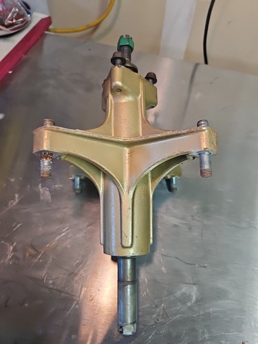1983 -1984 Honda ATC250r Front Hub With Axle - Picture 4 of 7