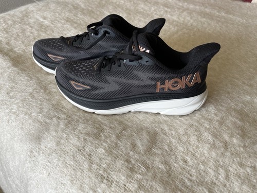 Hoka Clifton 9 Damen-Laufschuhe schwarz/roségoldfarben – Größe US 9,5 B