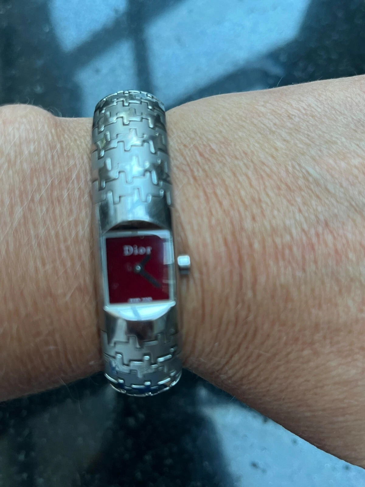 Montre bracelet femme Diorific pied de poule   acier inoxydable, cadran rouge