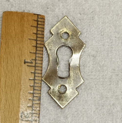 ANTIQUE STAMPED BRASS VERTICAL ESCUTCHEON OR KEYHOLE COVER, 3/4 INCH X 2 INCH