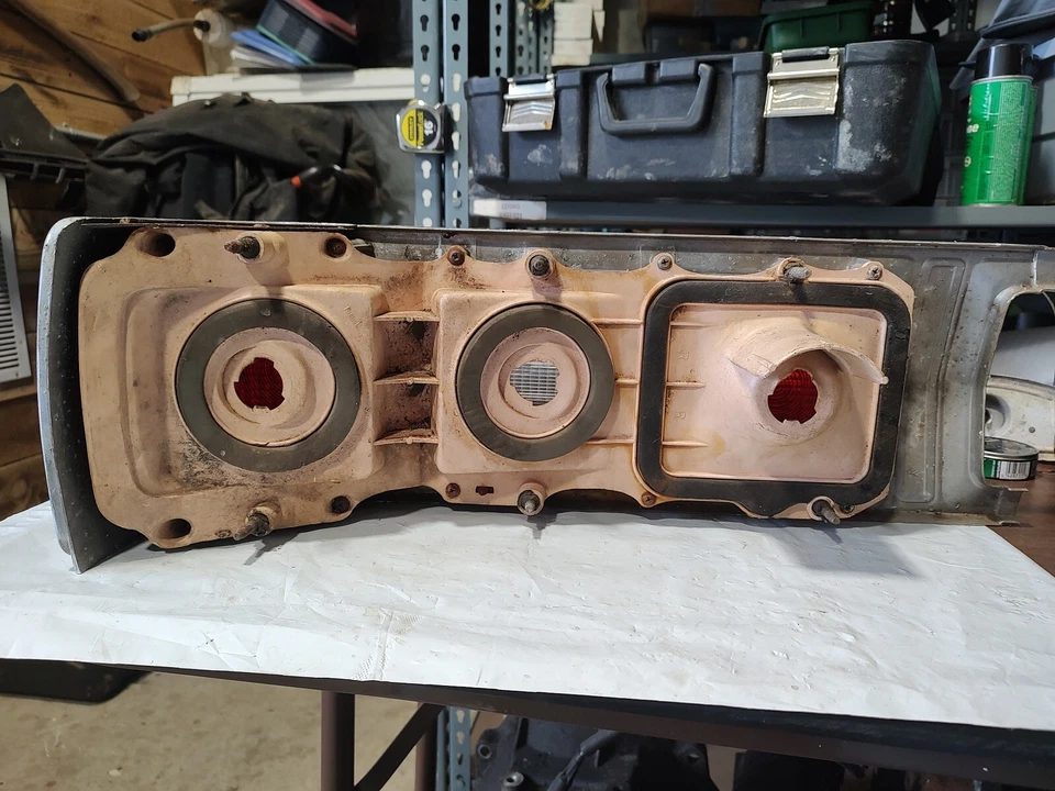 Ford Gran Torino Elite 75 pase derecho. BISEL DE LENTE DE LUZ TRASERA INVERSA RESPALDO LATERAL Foto 3 de 4