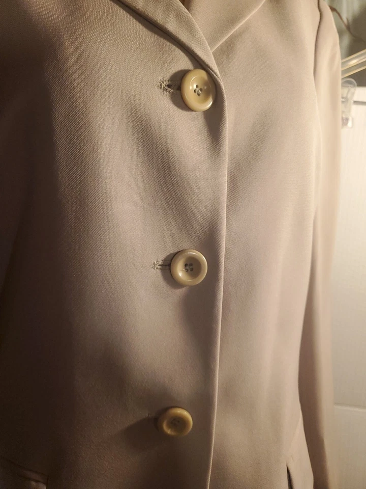 NWOT Jones New York Long Tan/Beige  Three Button Blazer Jacket Size 4  - Image 2 of 4