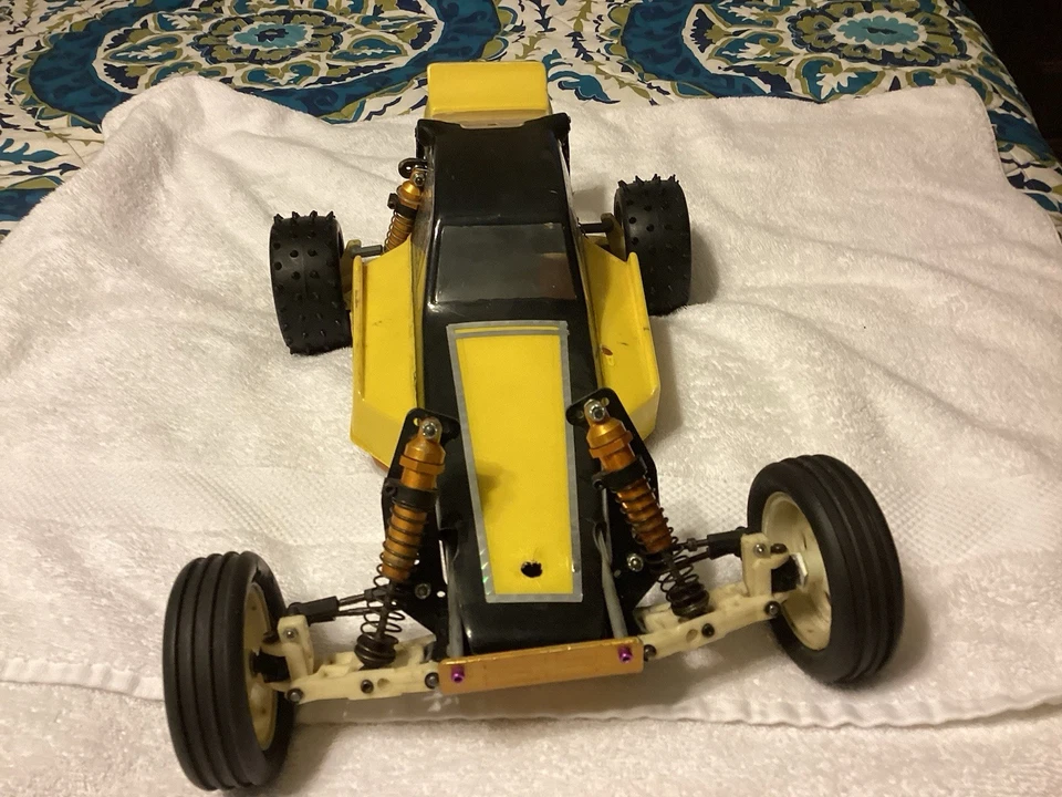 RC10 Team Associated Electric Racing RC  Off Road Buggy Gold Pan Vintage  - Image 3 of 4